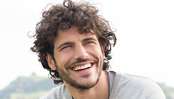 Praxis für Kieferorthopädie Dr. Karen Meyer - Lächelnder Mann Praxis für Kieferorthopädie Dr. Karen Meyer - Lächelnder Mann